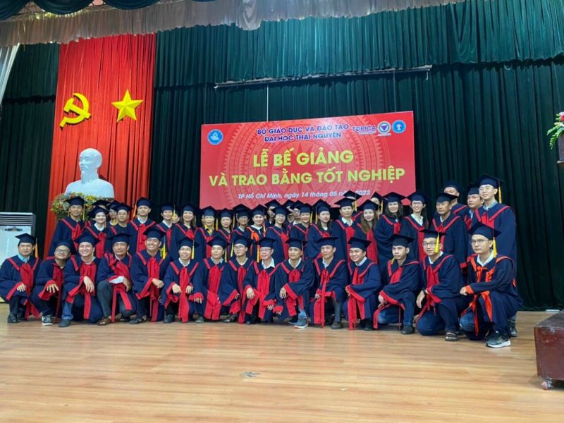 Các tân cử nhân chụp hình lưu niệm tại buổi lễ