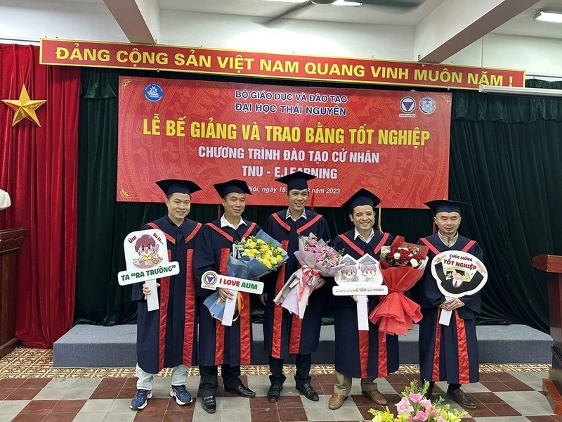 Hình ảnh học viên rạng ngời chụp ảnh cùng nhau