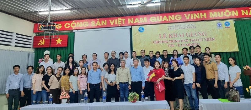 Ban lãnh đạo cùng đối tác và các bạn học viên chụp hình lưu niệm tại buổi lễ khai giảng