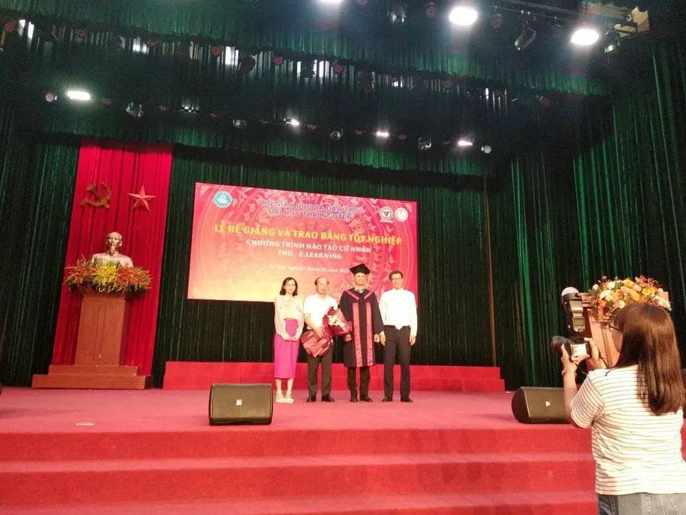 Trung tâm tặng hoa chúc mừng lễ bế giảng 