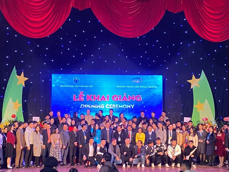 Đại biểu và sinh viên chụp hình lưu niệm