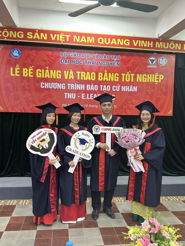 Hình ảnh học viên rạng ngời chụp ảnh cùng nhau