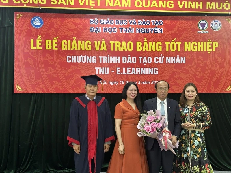 Nhà trường, ban giám hiệu cùng học viên trao hoa tặng trung tâm