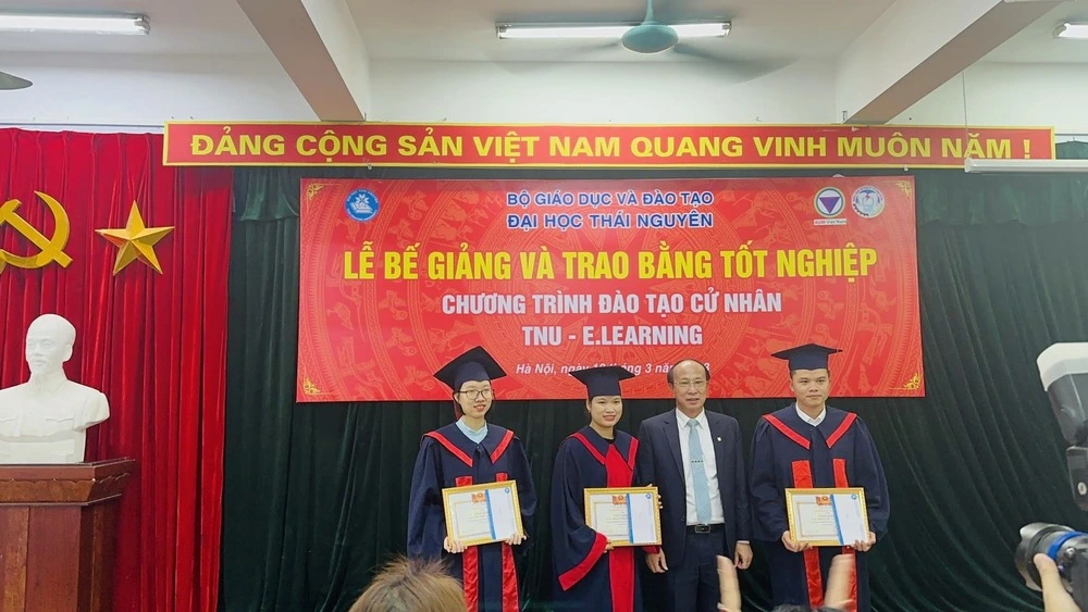 Phó Giám đốc Trung tâm Đào tạo từ xa trao giấy khen cho học viên