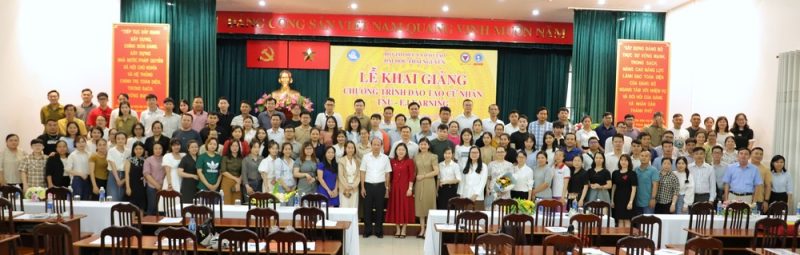 Nhà trường, ban trung tâm, ban đại biểu..cùng các bạn tân học viên chụp hình lưu niệm tại lễ khai giảng