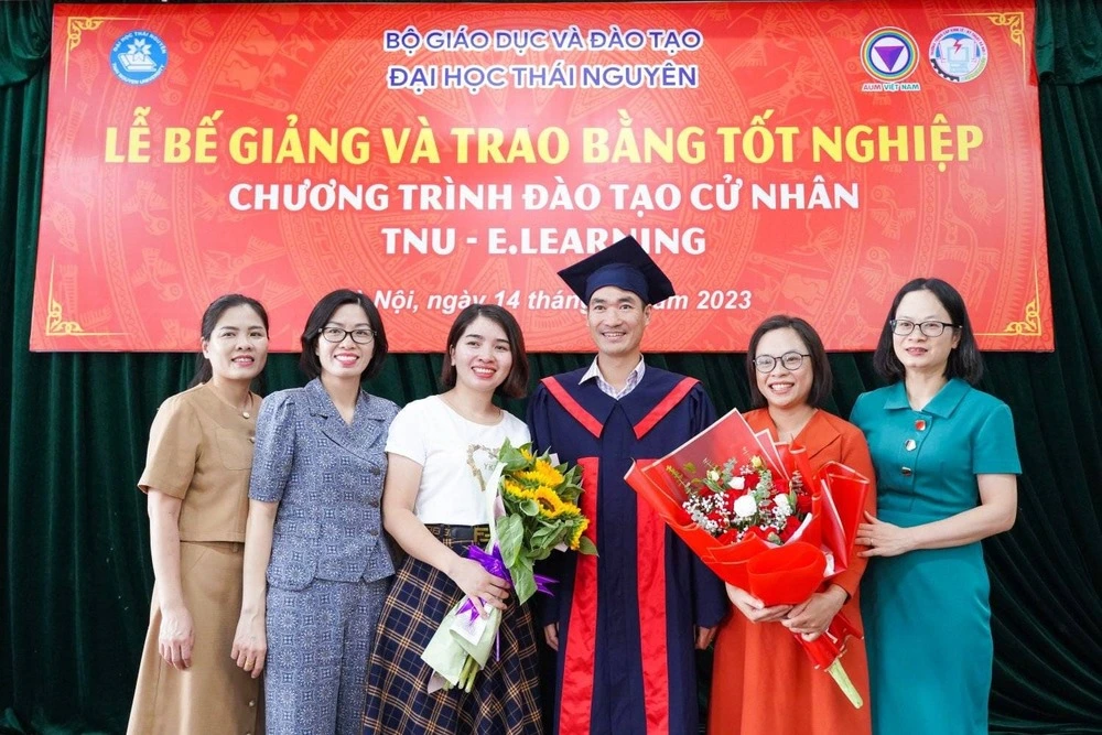 Học viên chụp hình lưu niệm cùng thầy cô tại buổi lễ