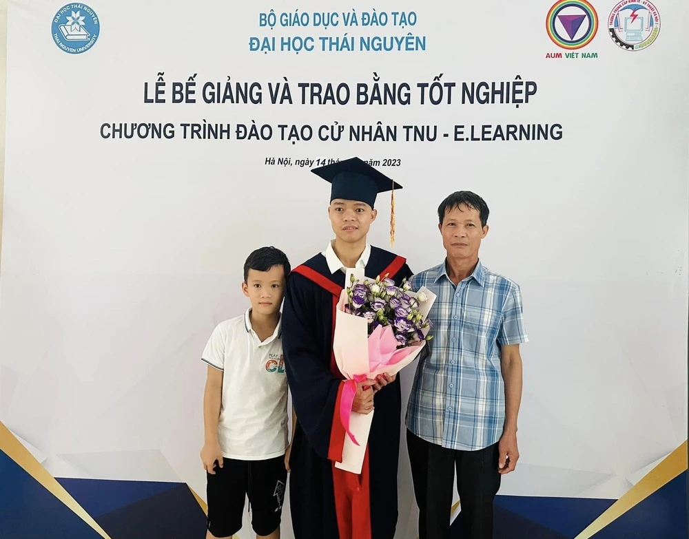 Cả gia đình từ Hà Tĩnh ra dự lễ tốt nghiệp của con trai, hình ảnh siêu đẹp và ấm áp