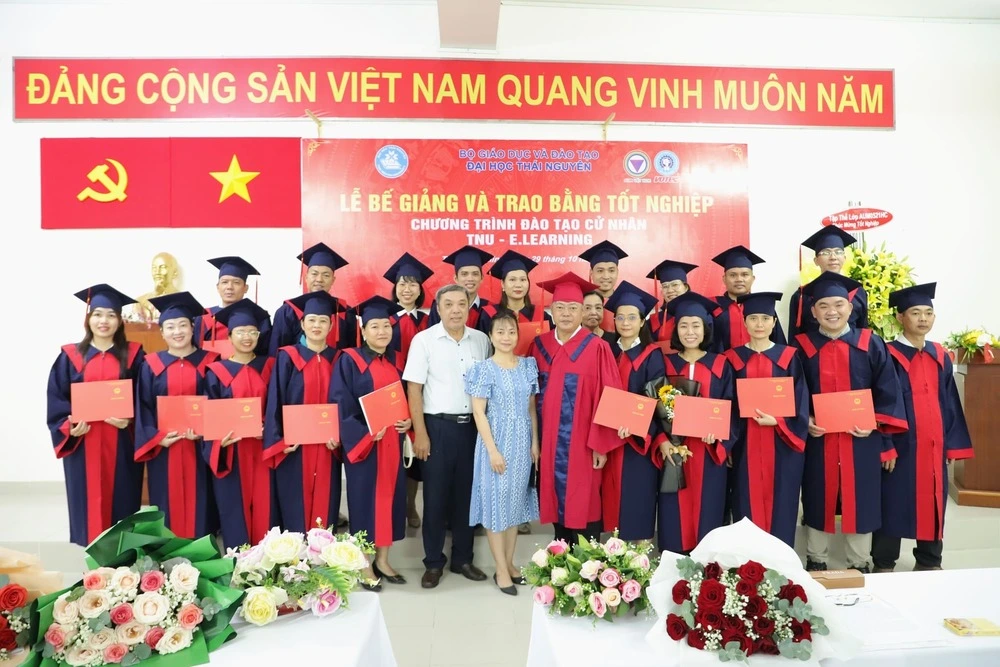 Các tân cử nhân cùng tấm bằng đỏ trên tay tại buổi lễ bế giảng