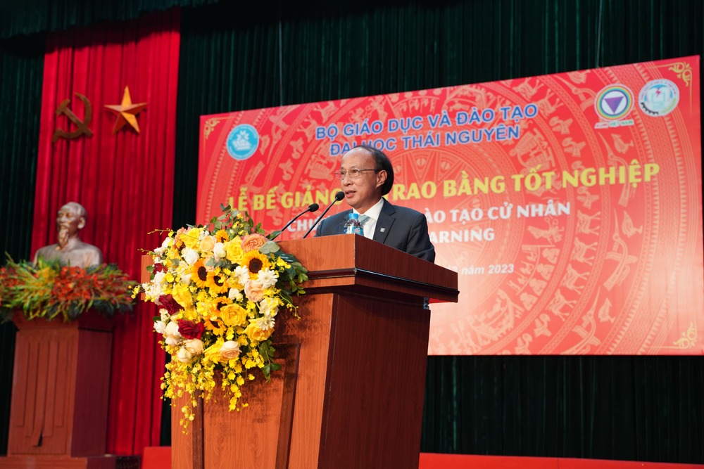 TS. Trương Hữu Dũng – Phó Giám đốc Trung tâm Đào tạo từ xa phát biểu tại buổi lễ  