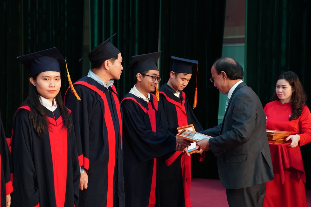 Phó Giám đốc Trung tâm Đào tạo từ xa trao bằng khen cho các bạn tân cử nhân tại buổi lễ 