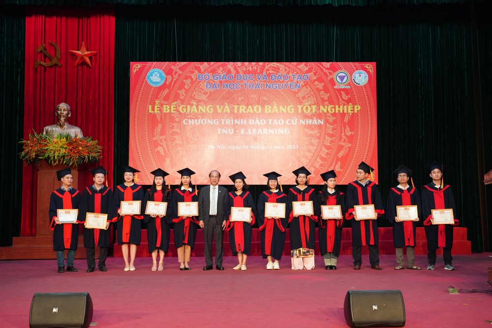 Phó Giám đốc Trung tâm Đào tạo từ xa trao bằng khen cho các bạn tân cử nhân tại buổi lễ 