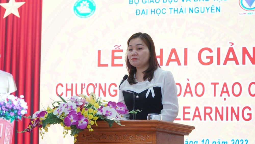 Bà Thu Hằng – Phó Giám đốc Công ty Cổ phần tư vấn dịch vụ đào tạo AUM Việt Nam phát biểu tại buổi lễ