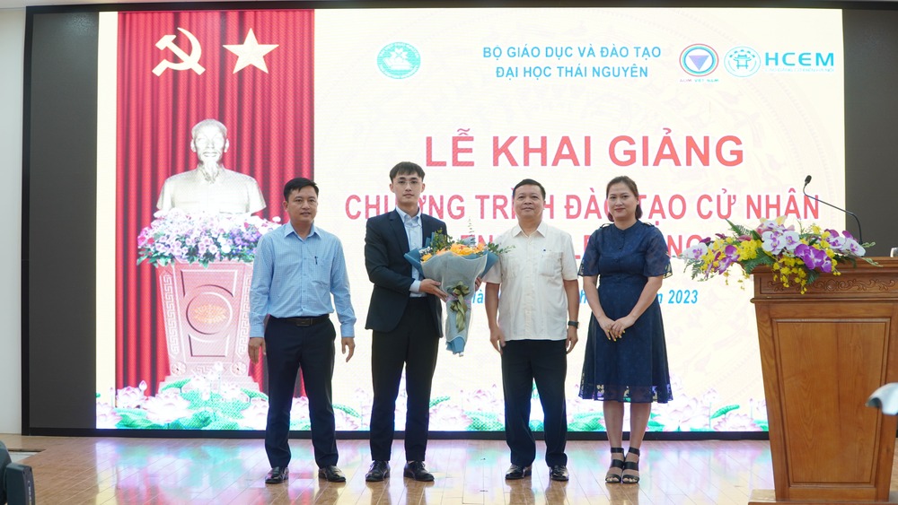 Ban đại điểu, đối tác tặng hoa chúc mừng