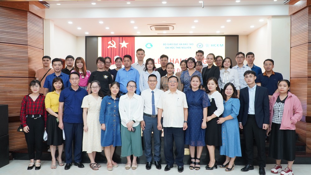 Đại diện trường, trung tâm đào tạo từ xa cùng các bạn học viên chụp hình lưu niệm tại lễ khai giảng