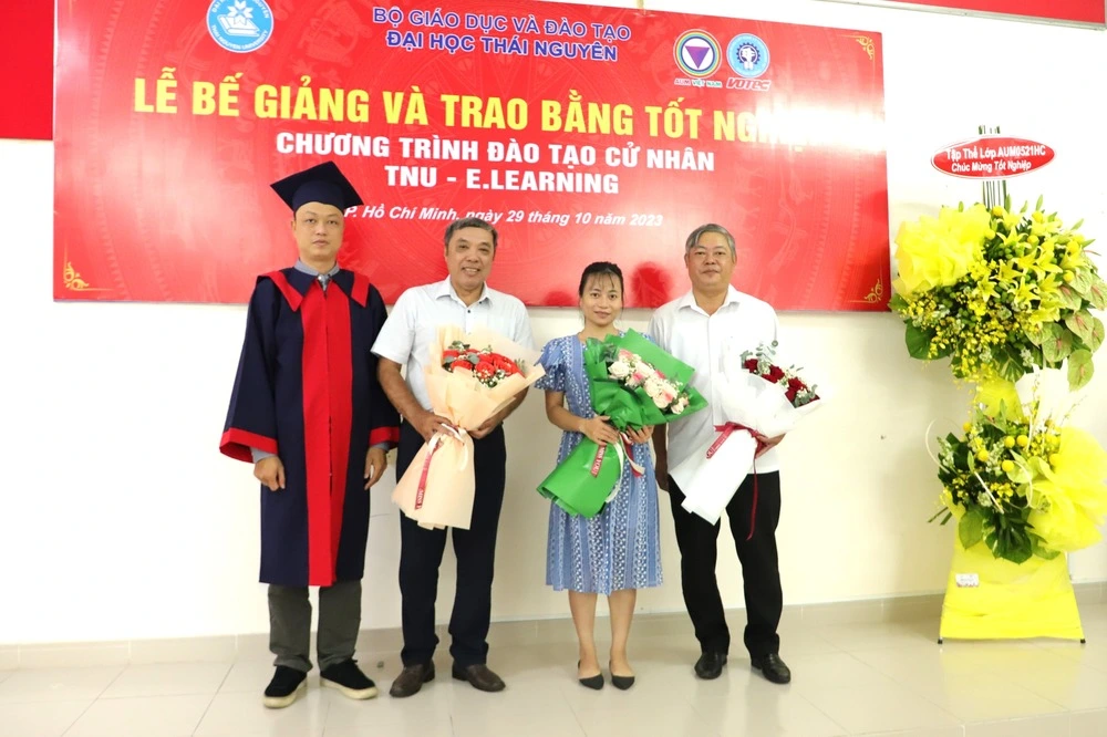 Phía đại biểu tặng hoa chúc mừng trường tại buổi lễ