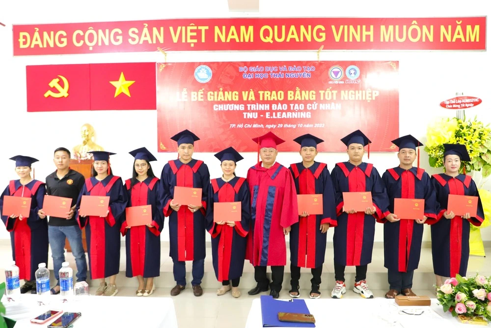 Hình ảnh học viên rạng ngời chụp ảnh cùng Phó Giám đốc Trung tâm Đào tạo từ xa tại lễ bế giảng