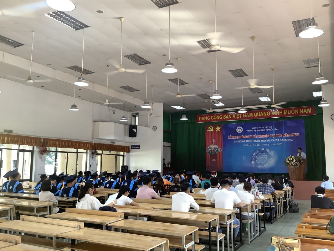 Toàn cảnh buổi lễ khai giảng và bế giảng