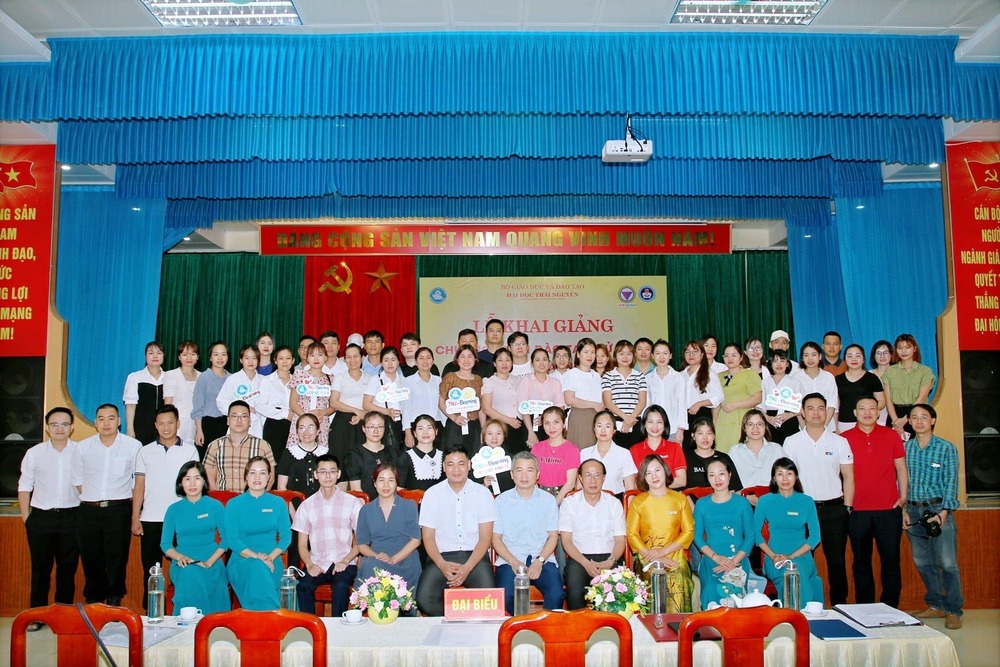 Đại diện trường cùng phía trung tâm đào tạo từ xa và các bạn học viên chụp hình lưu niệm