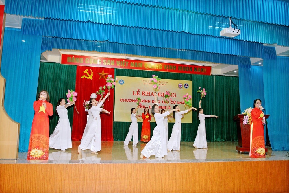 Chương trình văn nghệ tại lễ khai giảng