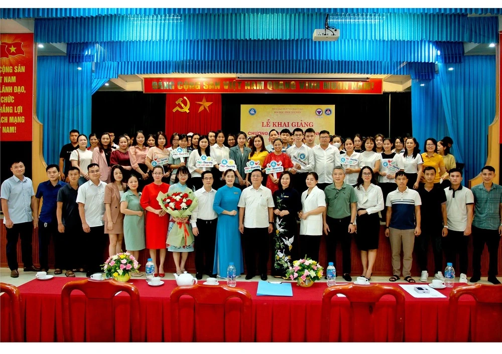 Đại diện trường, trung tâm đào tạo từ xa cùng các bạn học viên chụp hình tại lễ khai giảng