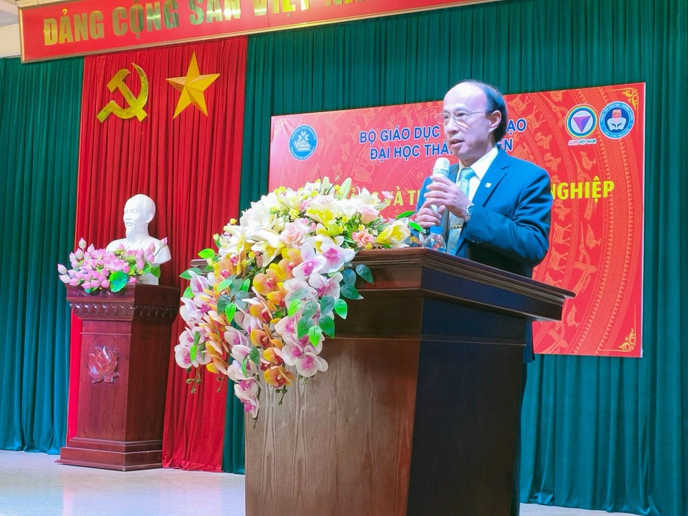 Phó Giám đốc Trung tâm Đào tạo từ xa phát biểu tại buổi lễ