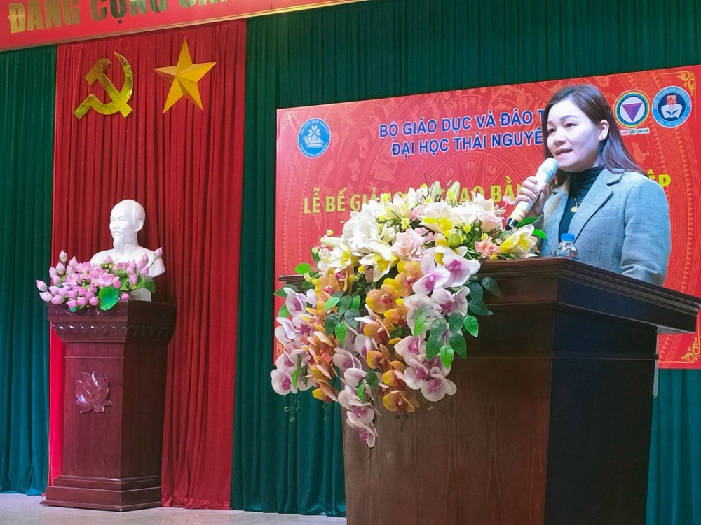 Bà Thu Hằng – Phó Giám đốc Công ty Cổ phần tư vấn dịch vụ đào tạo AUM Việt Nam phát biểu tại buổi lễ