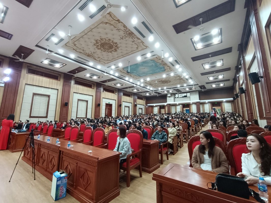 Toàn cảnh buổi lễ khai giảng chương trình đào tạo từ xa Trường Đại Học Kinh Tế Quốc Dân Khóa AUM 34