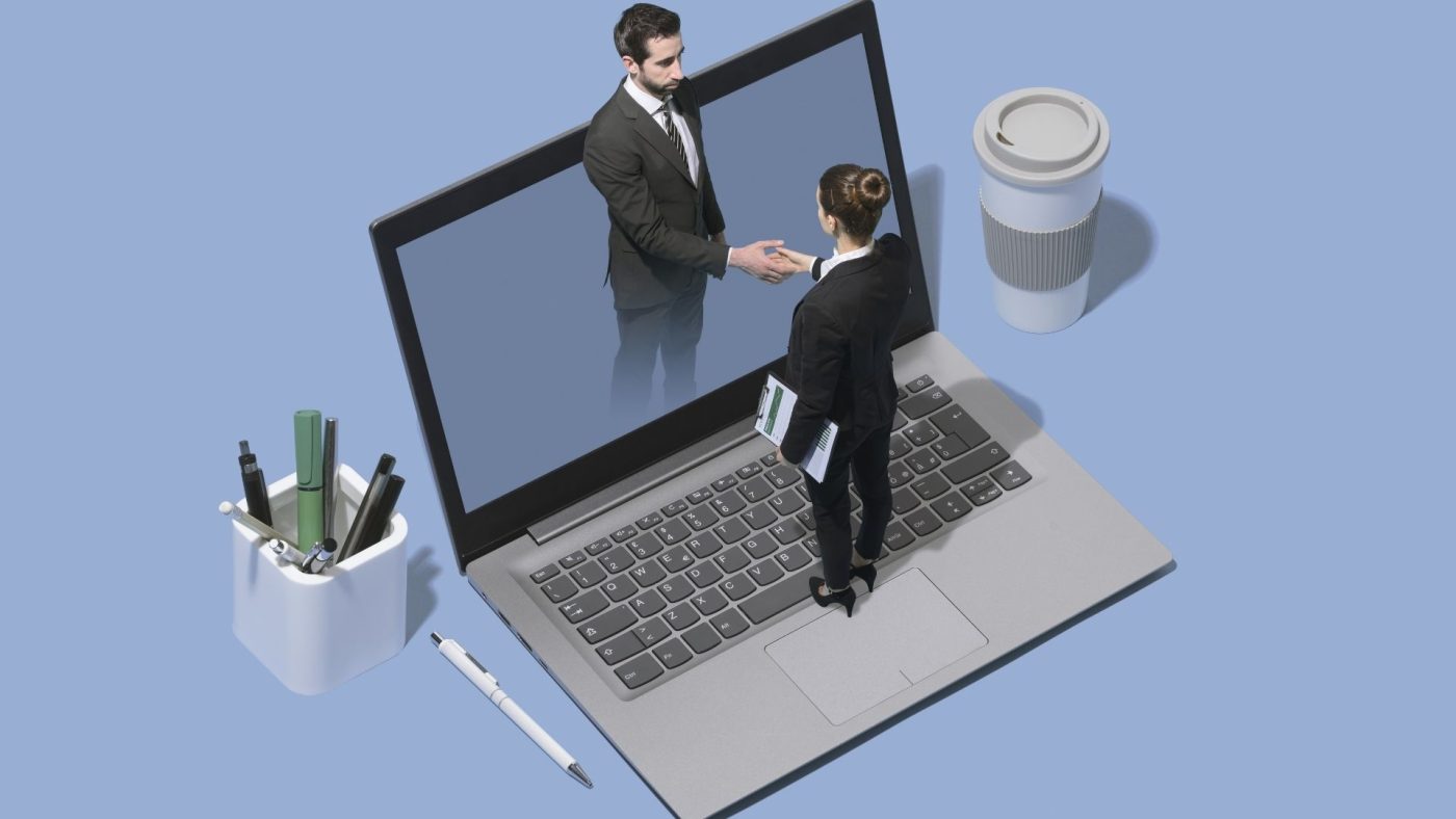 Con gái có nên học ngành thương mại điện tử?