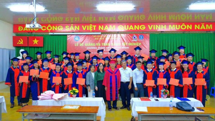 đã chính thức cầm trên tay tấm bằng cử nhân sau bao nhiêu ngày nỗ lực