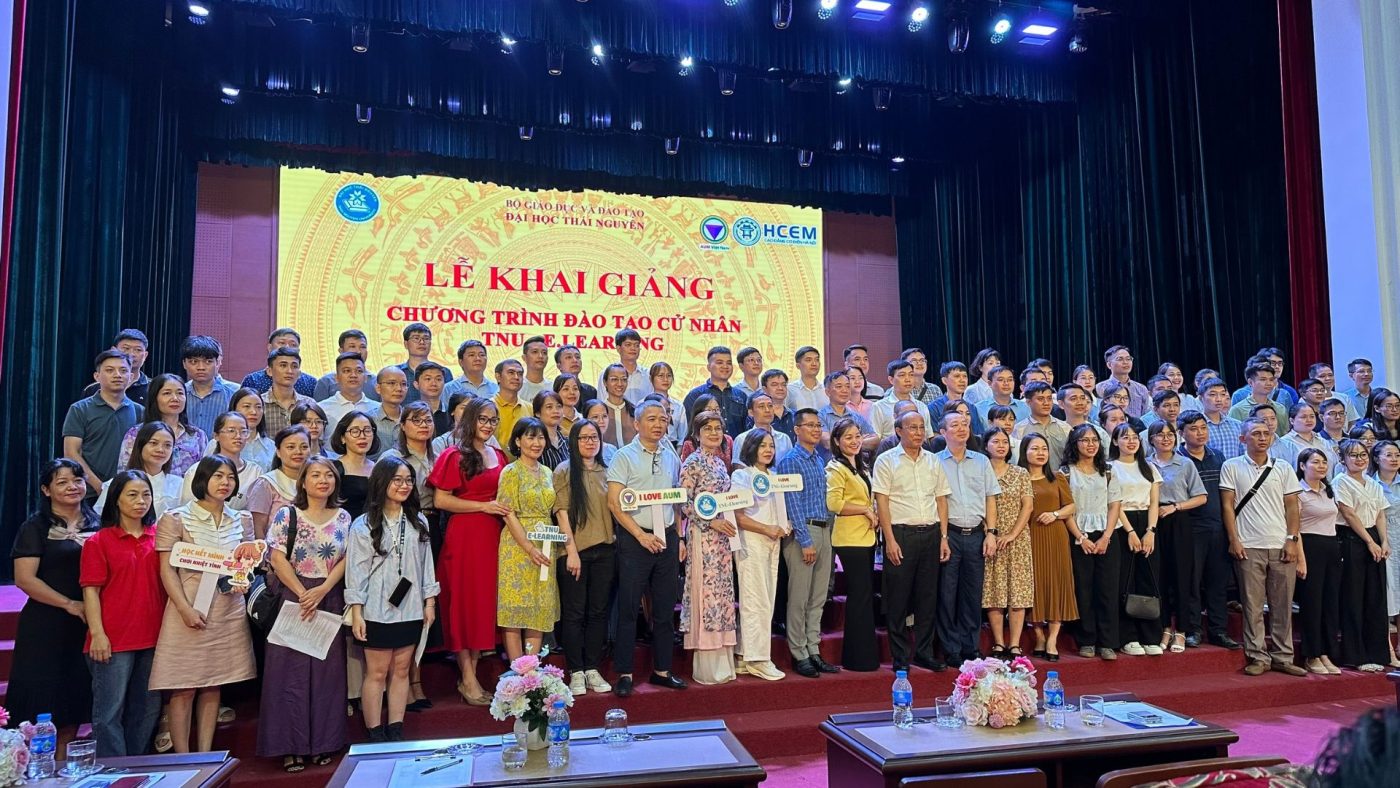 Chụp hình lưu niệm lễ khai giảng