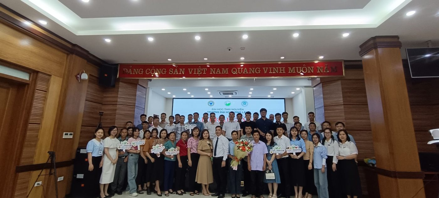 Các tân sinh viên cùng thầy cô chụp hình lưu niệm tại buổi lễ khai giảng