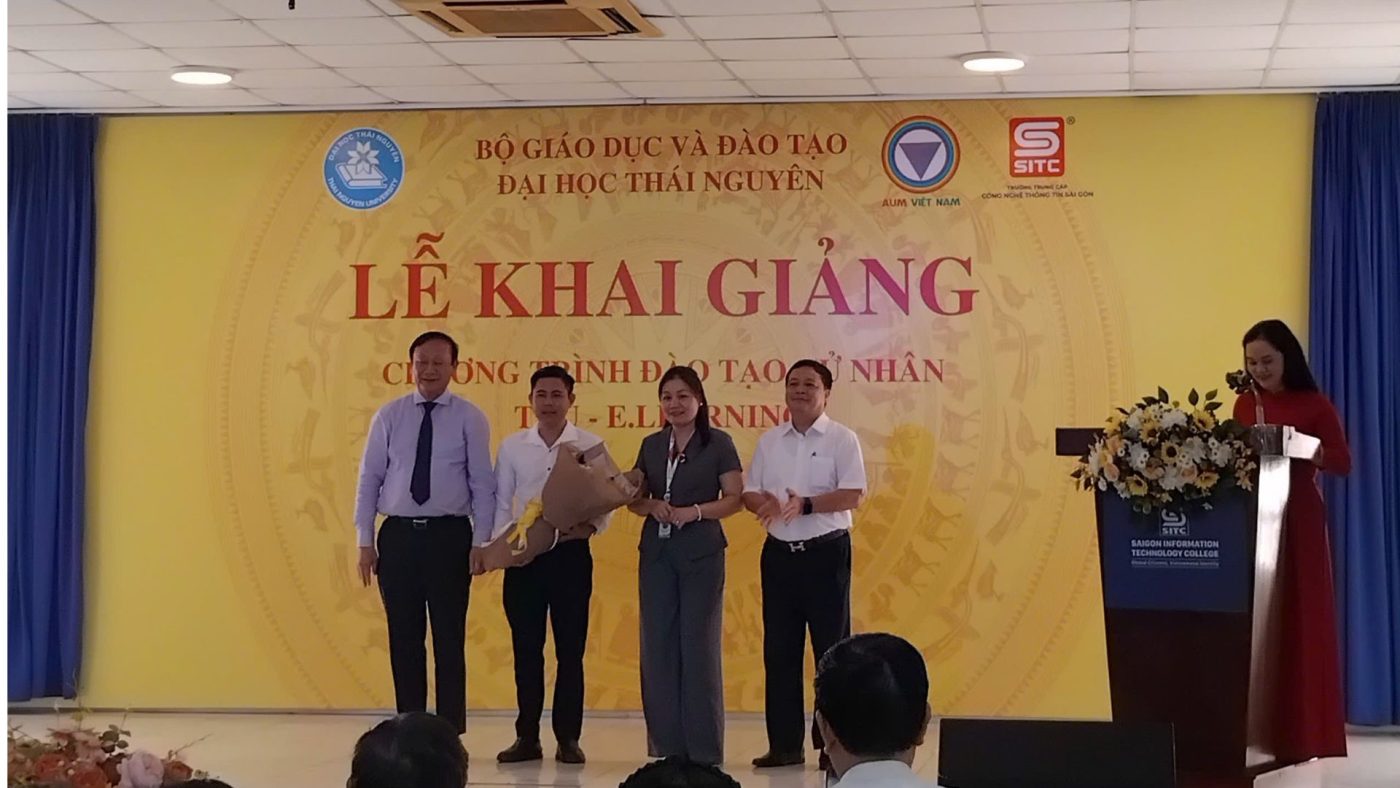 Đại diện ban lãnh đạo phát biểu