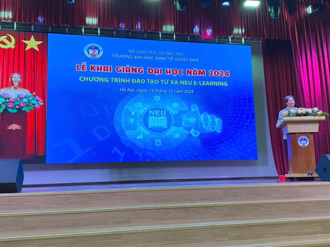 hiệu trưởng trường Đại Học Kinh Tế Quốc Dân phát biểu