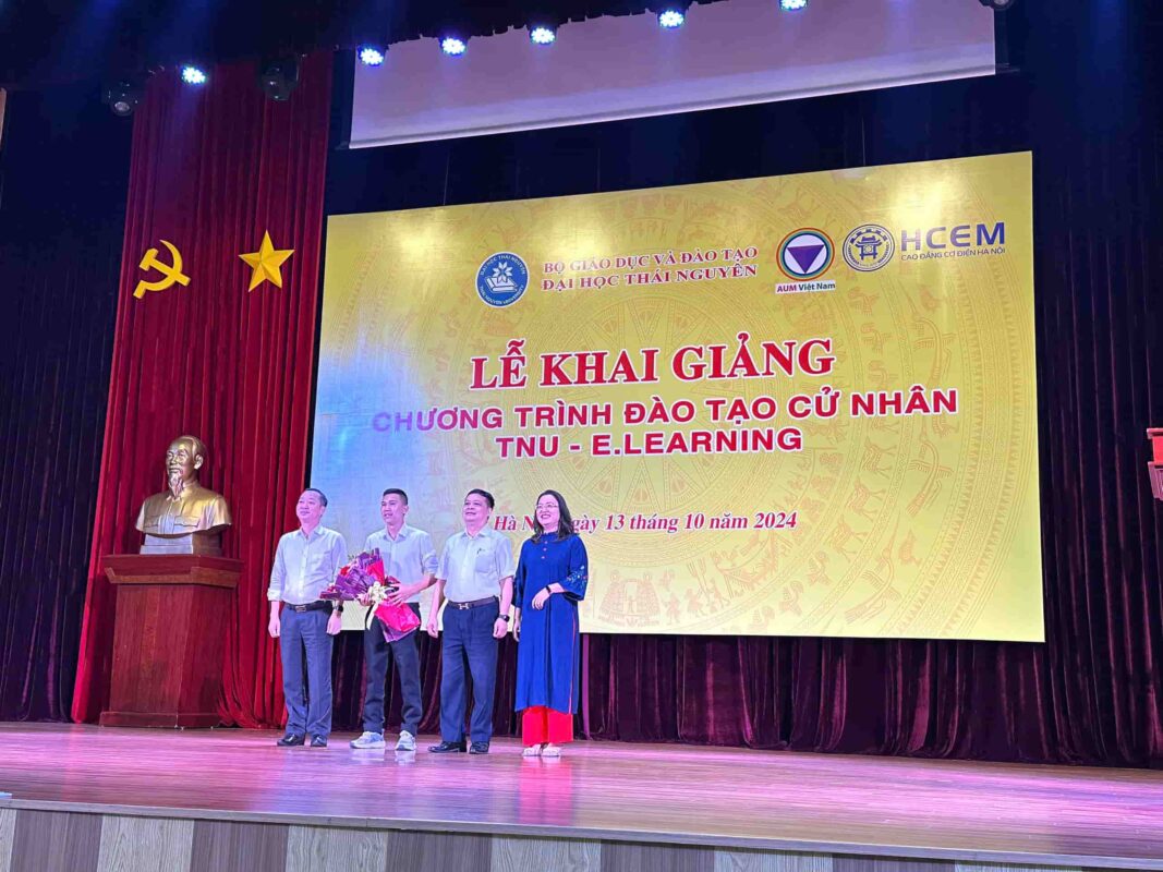 đại biểu tặng hoa cho sinh viên