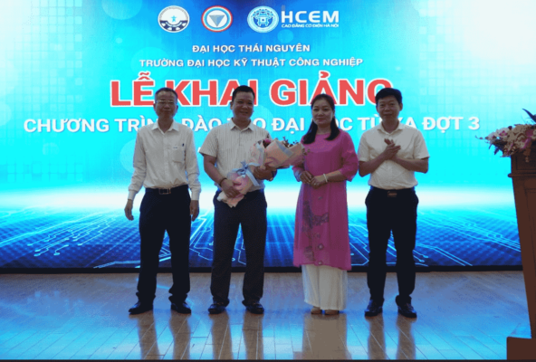 Trao hoa cho sinh viên