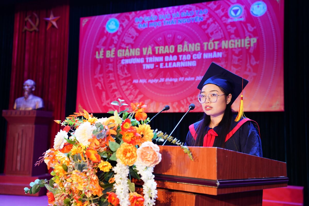 Đại diện tân cử nhân phát biểu