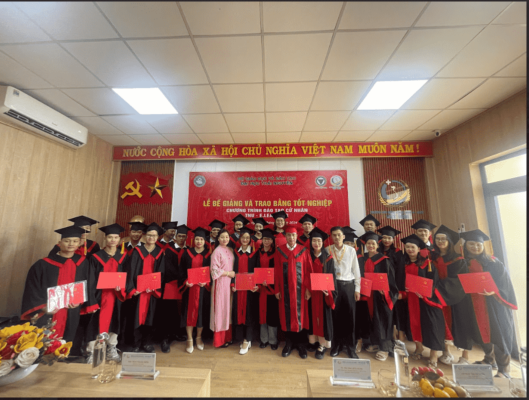 Các bạn tân cử nhân chụp ảnh lưu niệm cùng với các thầy cô, đại diện AUM