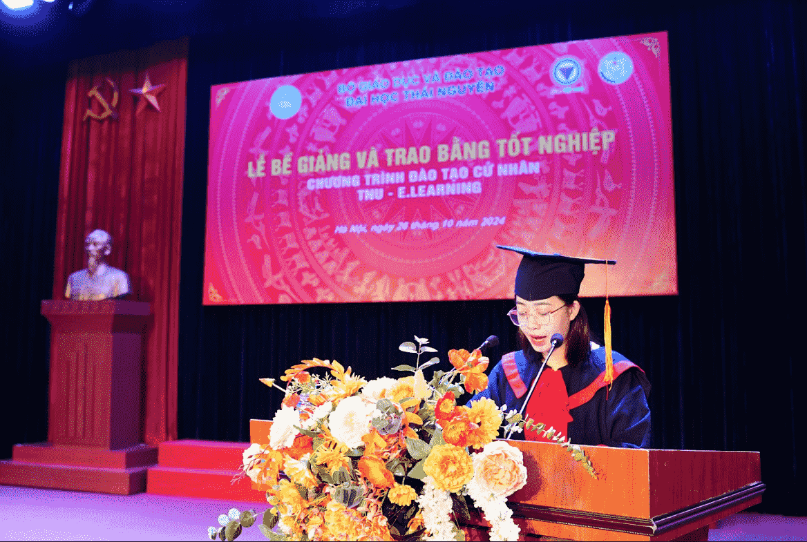 Đại diện tân cử nhân phát biểu đầy tự hào tại buổi lễ