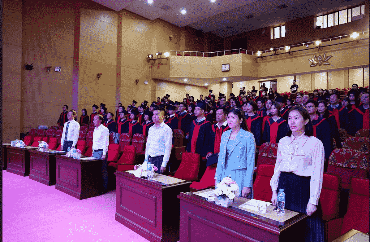 Lễ chào cờ trang nghiêm tại sự kiện bế giảng