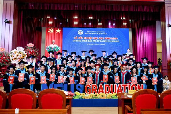 Lễ tốt nghiệp hệ đào tạo từ xa trường Đại Học Kinh Tế Quốc Dân