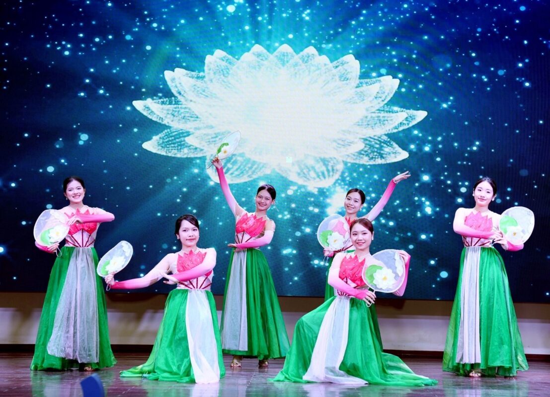 Chương trình văn nghệ trong buổi lễ tốt nghiệp