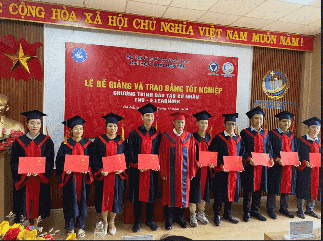 Khoảnh khắc trao bằng, trao cơ hội đến các bạn tân cử nhân