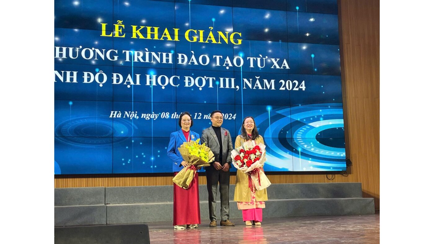 Đại diện Học Viện Tài Chính và công ty AUM Việt Nam trao hoa