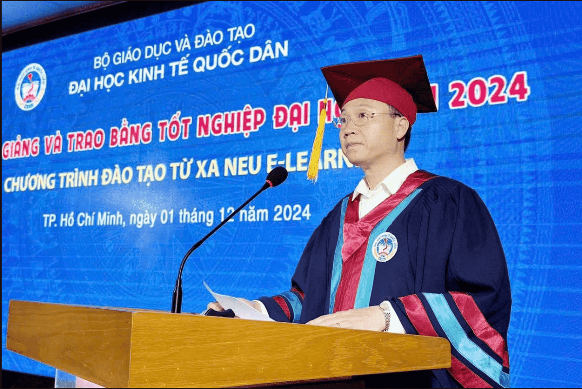 Giám Đốc Trung tâm đào tạo từ xa phát biểu