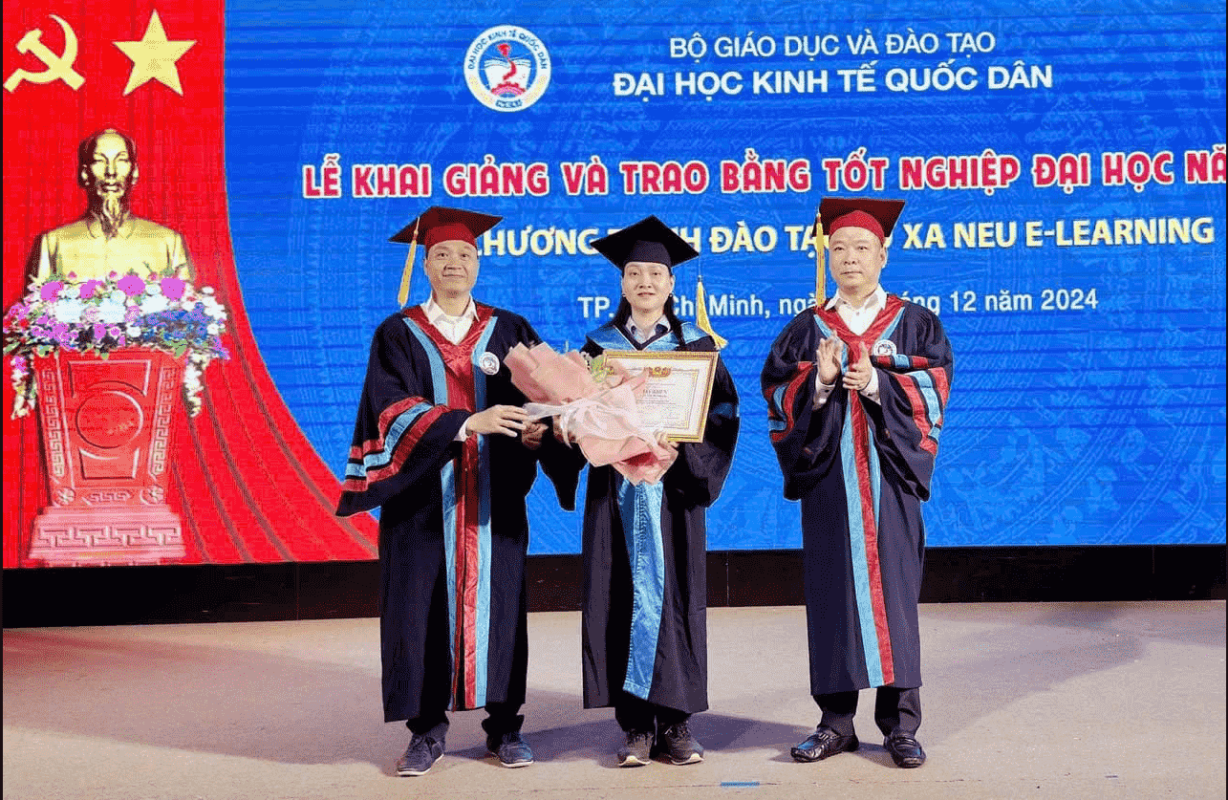 Trao bằng khen thưởng cho sinh viên đạt thành tích xuất sắc