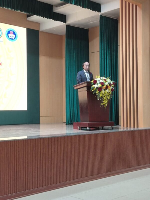 đại diện ĐH Thái Nguyên phát biểu