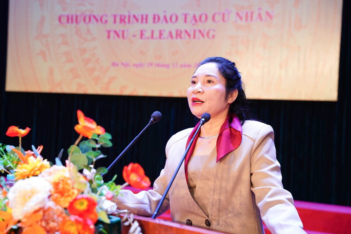 Cô Thu Hà - Hiệu trưởng Trường Trung Cấp Kinh Tế Kỹ Thuật Hà Nội 1