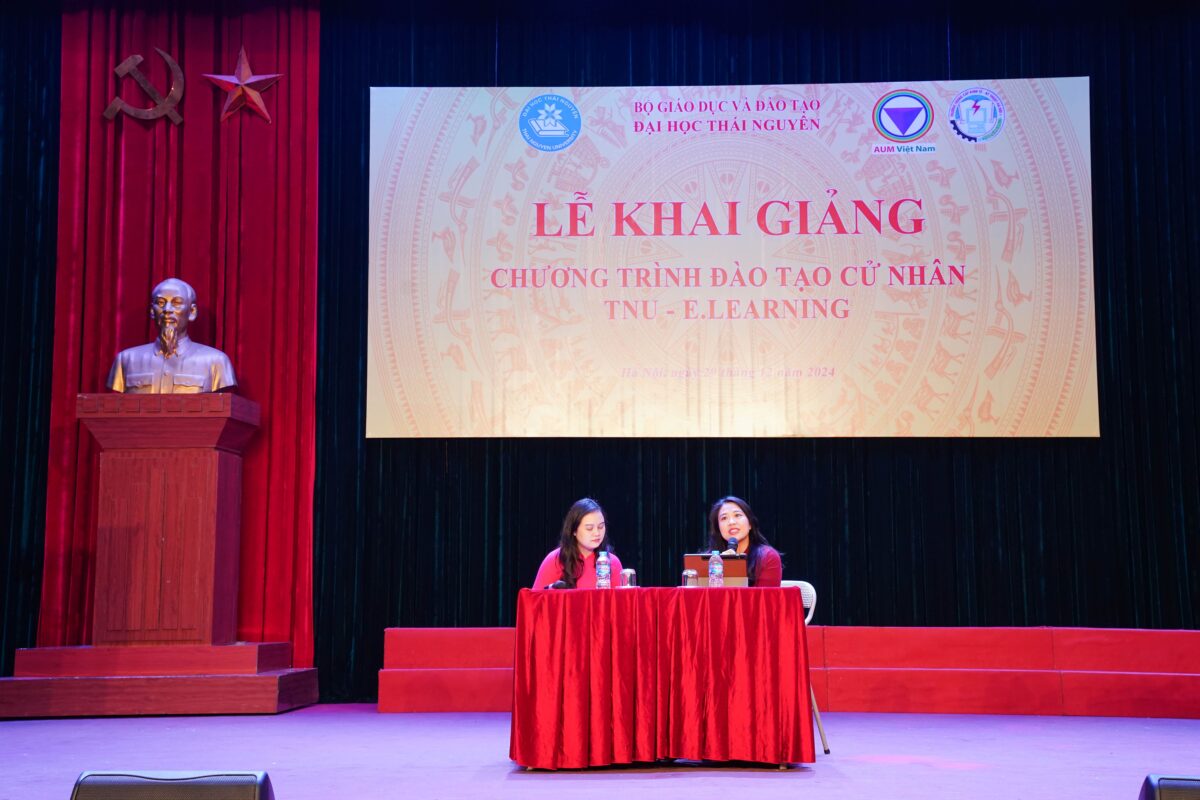 Giảng viên giải đáp thắc mắc của tân sinh viên