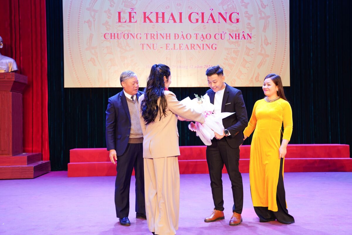 Lễ trao hoa chúc mừng tân cử nhân hệ từ xa