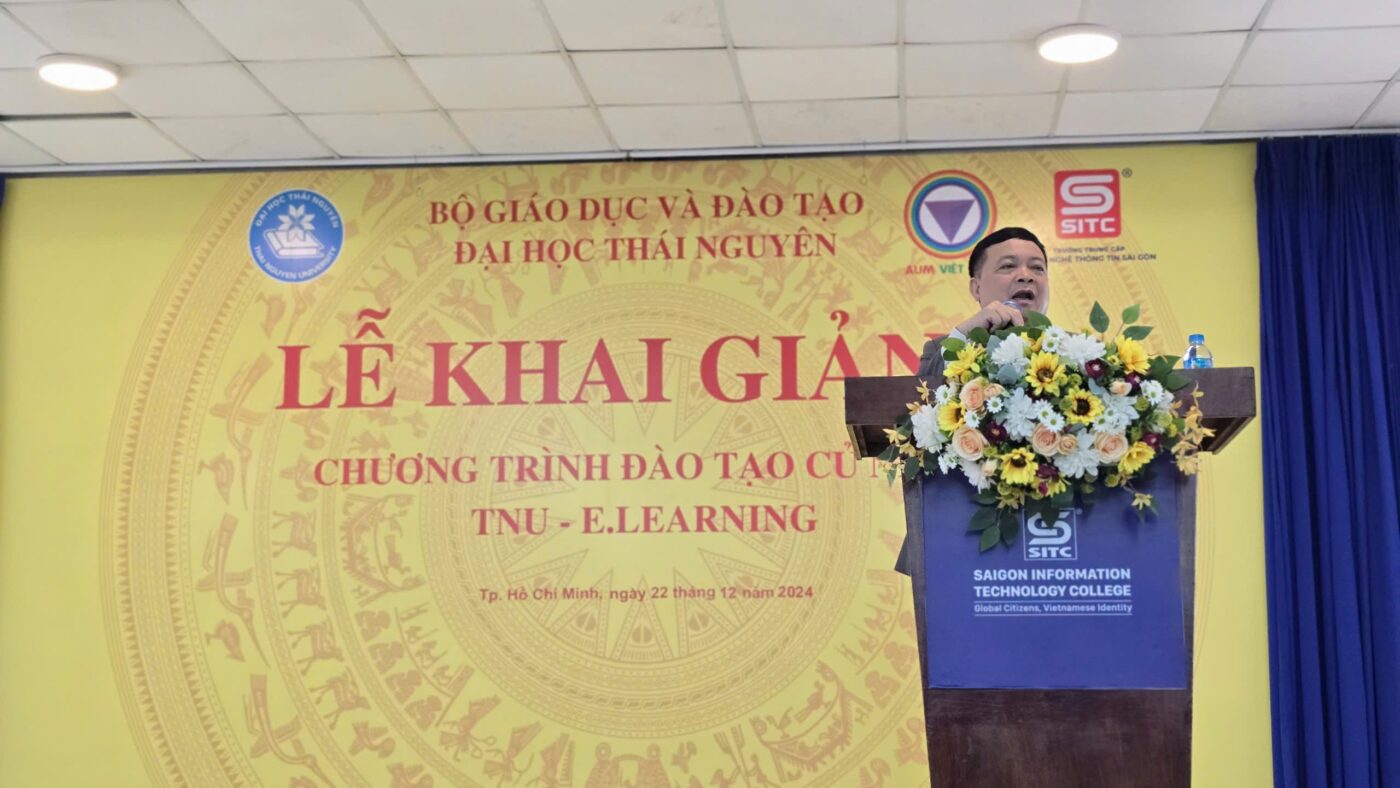 Đại diện Đại Học Thái Nguyên lên phát biểu